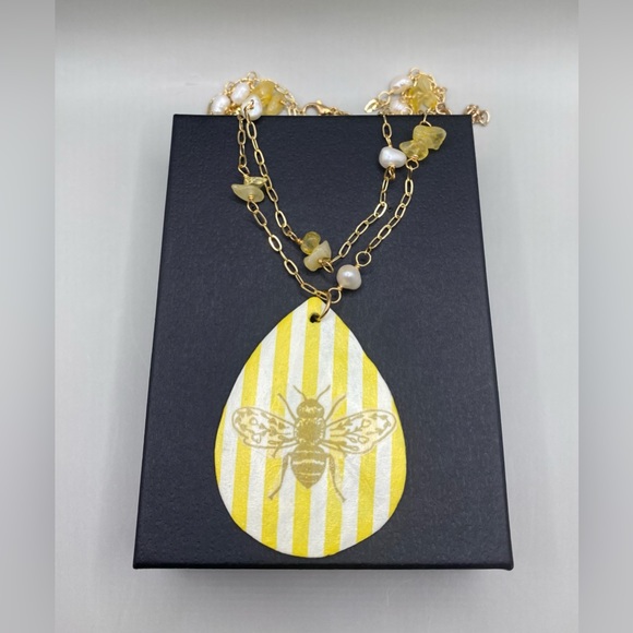 ❤️‍🔥SOLD❤️‍🔥🐚🐝Citrine and Freshwater Pearl Bumblebee Necklace - Picture 3 of 6